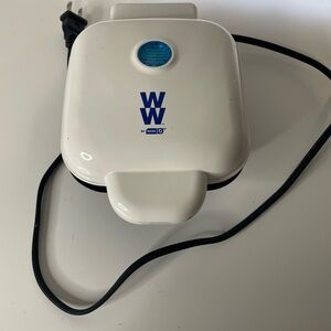 White Dash Egg Bite Maker Fast Heating w/4 Silicone Cups & Recipe Guide Brunch